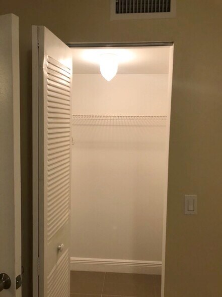 walk in closets - 490 NW 20th St