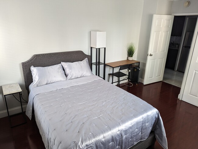 Fully Furnished Bedroom - 2101 Chestnut St