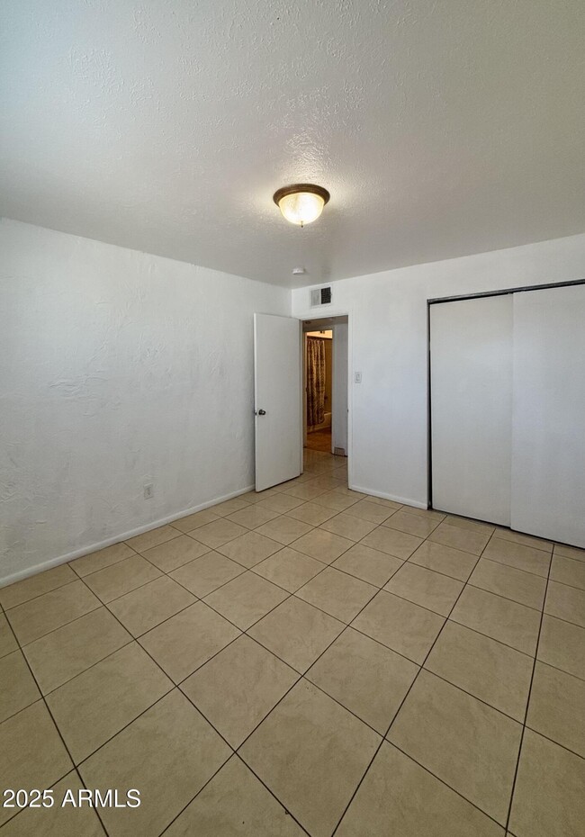 Building Photo - 4842 W Elm St