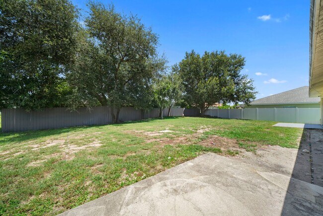 Building Photo - Beautifully updated duplex two bedrooms+ DEN, two bath in Cape Coral
