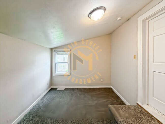 Building Photo - 2 Bed 1 Bath Single Family Home + Bonus Room