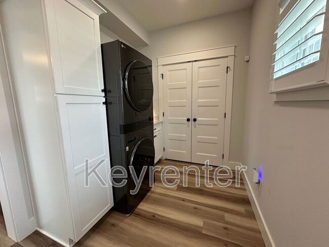 Building Photo - 210 7th St