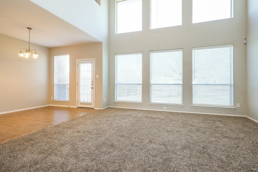 Building Photo - 925 Trailwood Dr