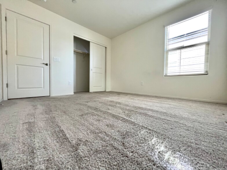 Building Photo - 11010 S Silver Fern Dr