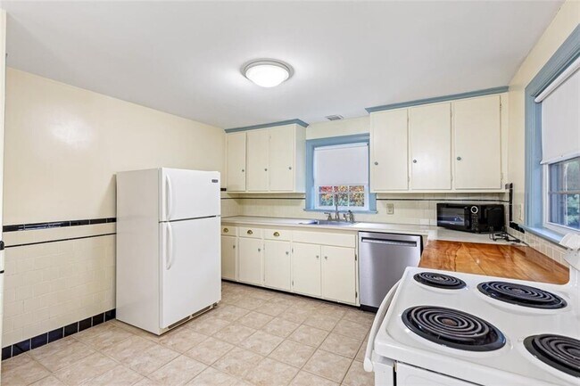 Building Photo - 4 Chase Ln