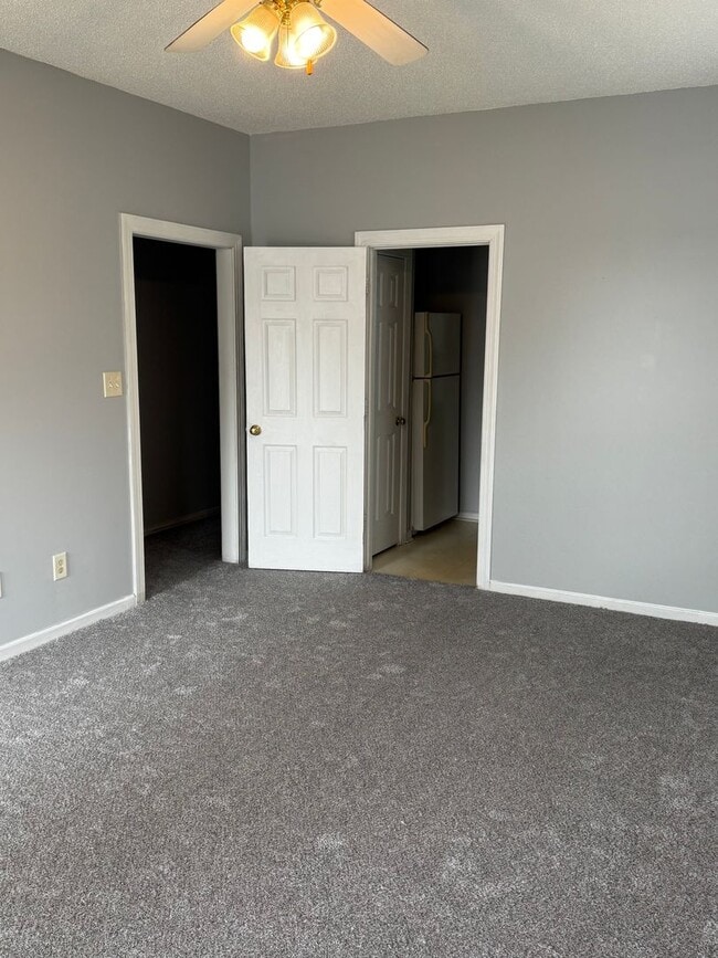 Building Photo - Freshly Painted Townhome