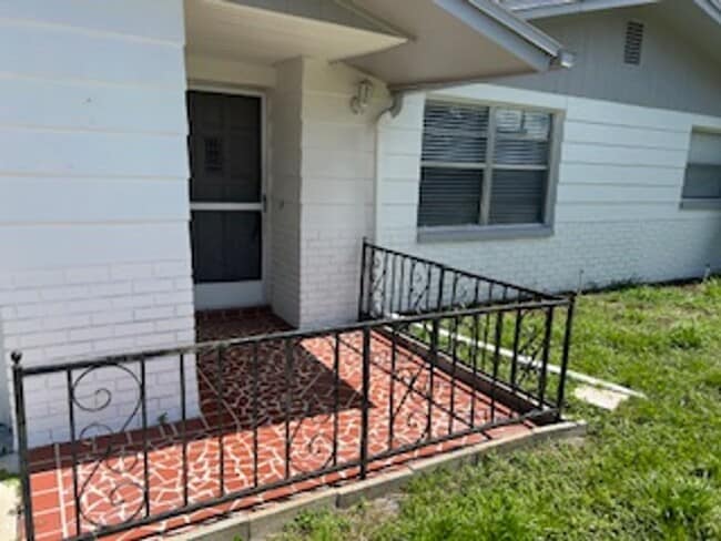 Building Photo - AVAILABLE NOW!!  Well maintained 2/2 in a ...