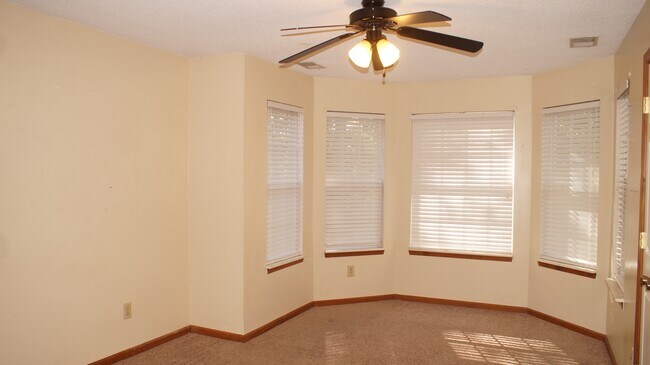 Building Photo - 1221 Clearwater Ln