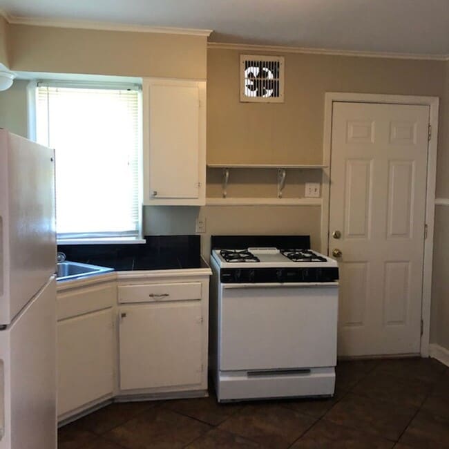 Building Photo - Great location in Garden District seconds from Downtown and LSU.