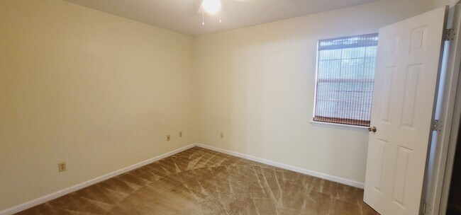 Building Photo - CLOSE TO CAMPUS 3/3 w/ Washer/Dryer, Lawn Maintenance Included, & More! $1875/month Avail startin...