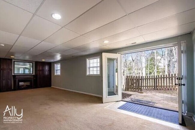 Building Photo - 170 W Rosewood Dr