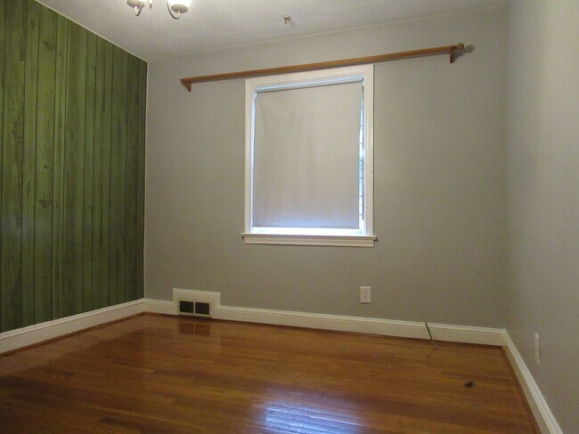 Building Photo - Charming 3 Bedroom/1 Bathroom Townhome with Finished Basement in New Northwood, MD!