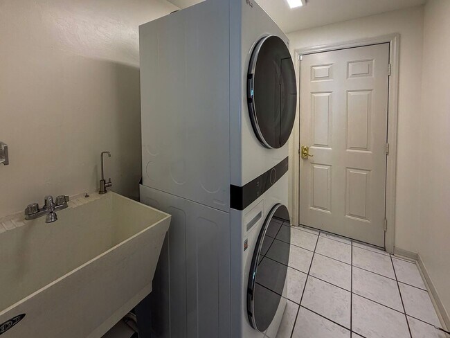 Building Photo - 4BR/2BA POOL home in NW Gainesville!