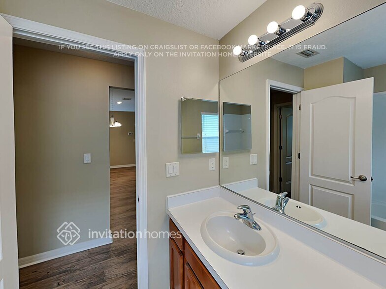 Building Photo - 2137 Roanoke Springs Dr