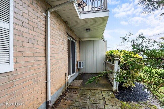 Building Photo - 321-323-323 Shore Dr