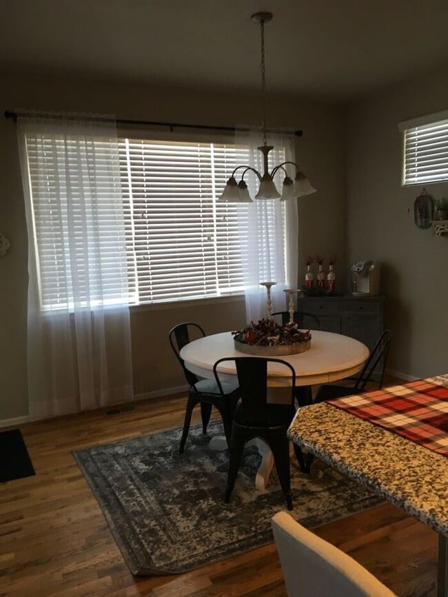 Building Photo - Stunning 3 Bed / 2.5 Bath 2-Story Home in ...