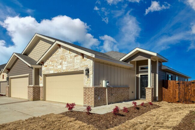 Building Photo - GORGEOUS 3 BEDROOM DUPLEX LOCATED IN MIDLO...