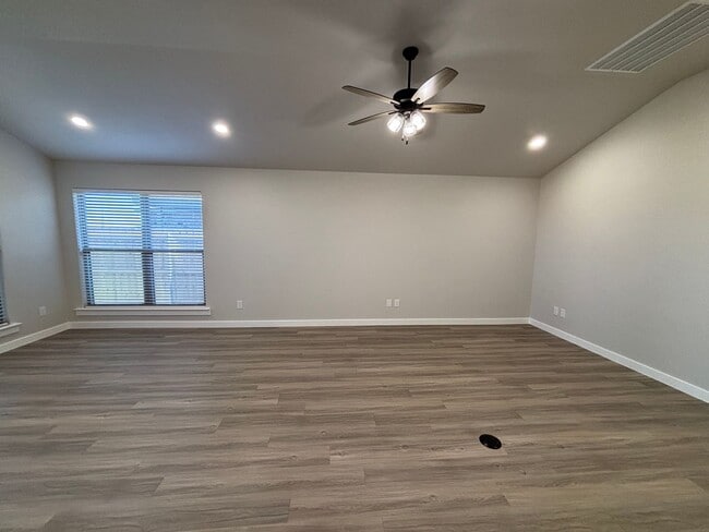 Building Photo - 4/2 Available July in Bell farms!!