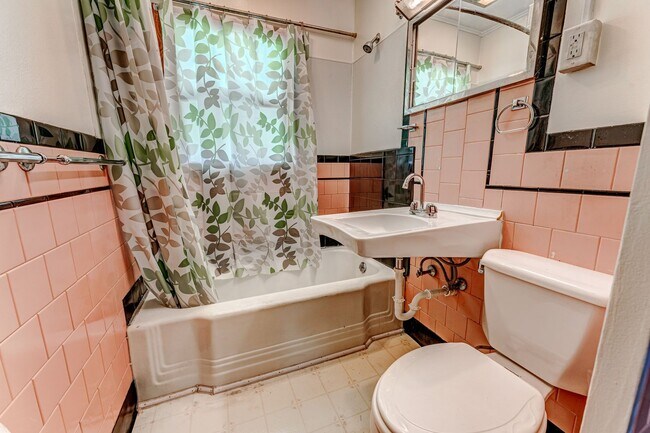 Building Photo - 500 Melrose St