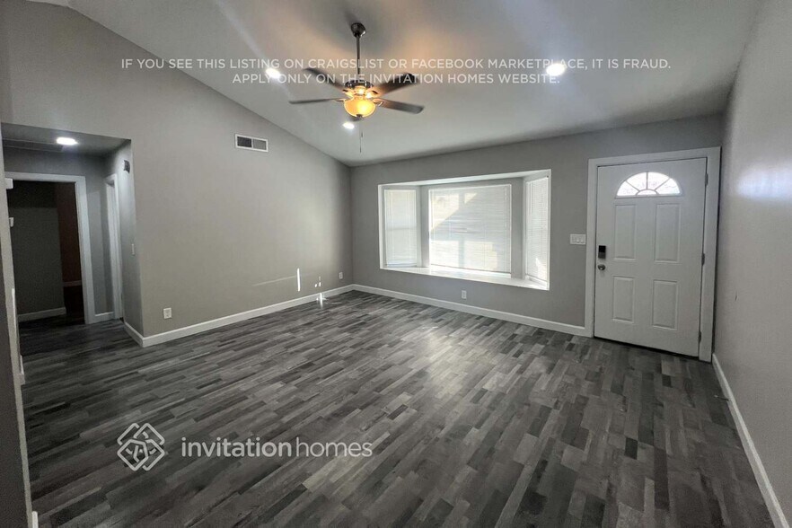 Building Photo - 3520 E Pueblo Ave