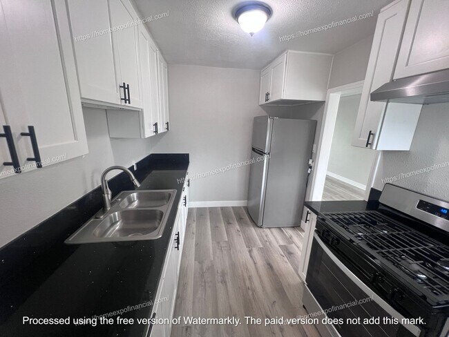 Building Photo - 370 W 44th St