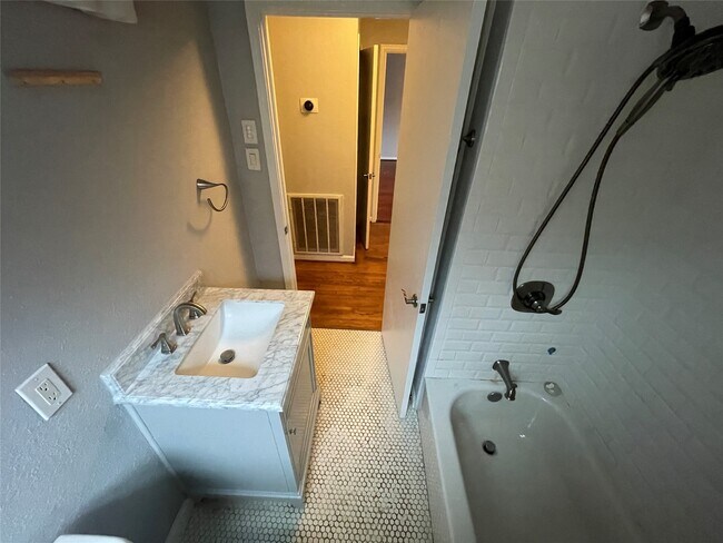 Building Photo - 6674 Sylvan Rd