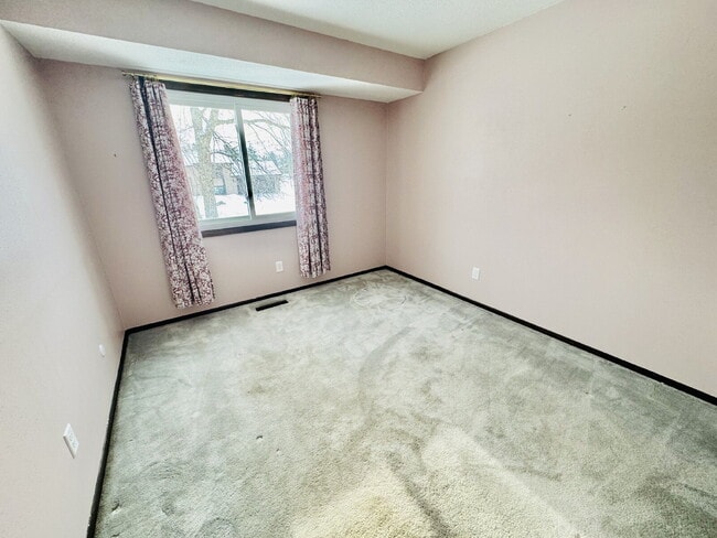 Building Photo - Nice Single family home 4-Bedroom Retreat with 2 Baths in Eagan – Your Perfect Home Awaits