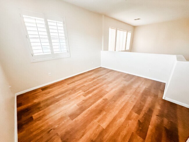 Building Photo - Beautiful 4 bedroom 3 bath plus loft home ...