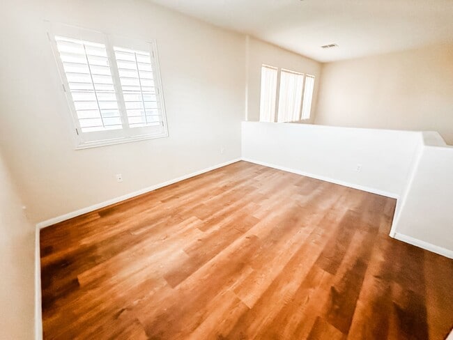 Building Photo - Beautiful 4 bedroom 3 bath plus loft home in the Vistas in Summerlin!