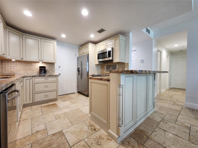 Building Photo - 3505 S Ocean Dr