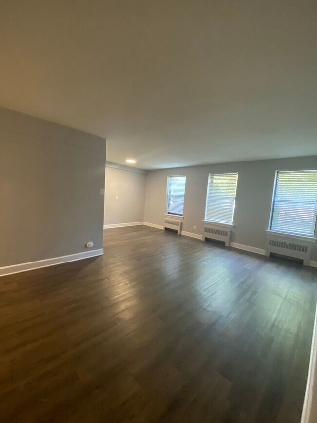 Building Photo - Updated Two Bed Two Bath Apt in Dogtown!