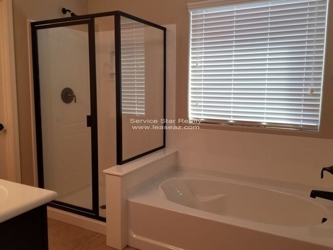 Building Photo - 4195 E Bonanza Rd