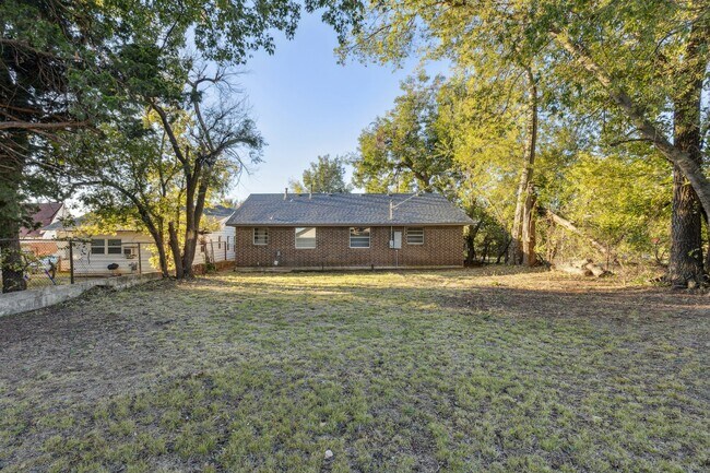 Building Photo - 1605 E Park Pl