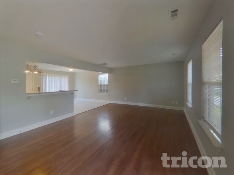 Building Photo - 106 Newbury Dr