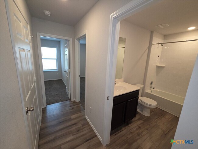 Building Photo - 1049 Velvet Ct