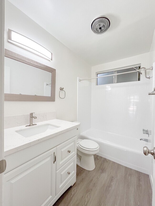 Building Photo - Encino Park West