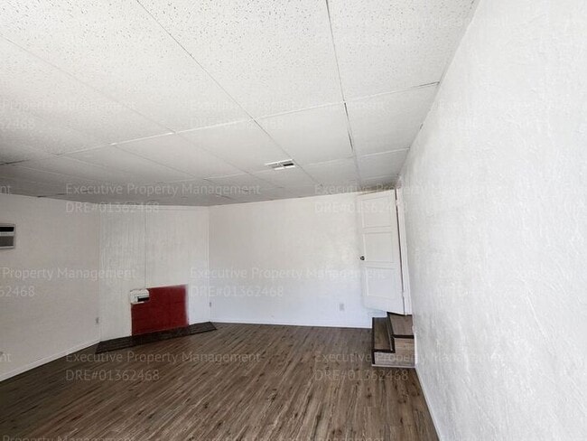 Building Photo - 4 bedroom/ 1 bathroom near schools, park, ...