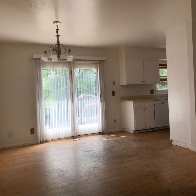 Building Photo - 1033 Cypress Dr