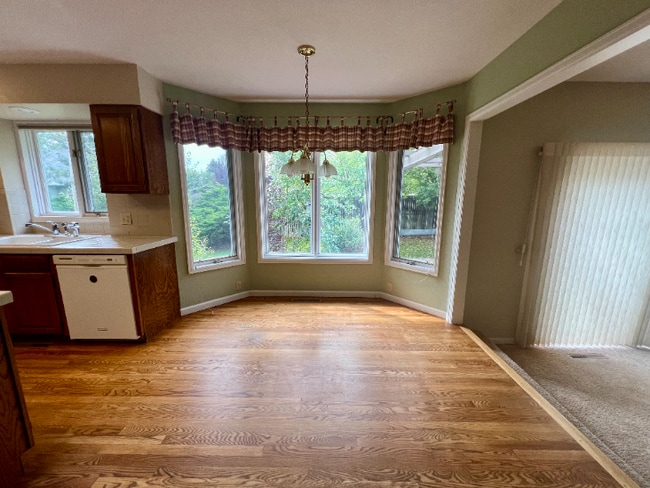 Building Photo - Spacious 4-Bed Retreat with Guest Suite & Fireplace