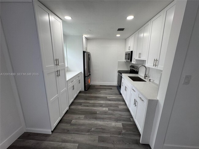 Building Photo - 5611 SW 38th St