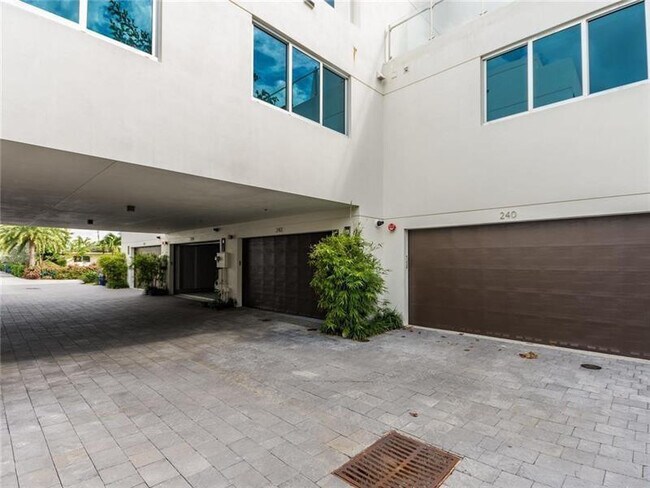 Building Photo - 240 Shore Ct