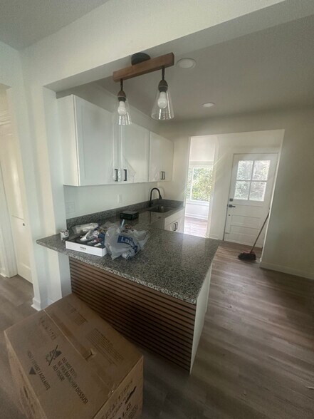 Building Photo - 1003 N Young St