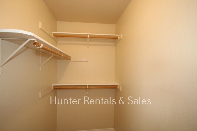 Building Photo - Spacious Three-Bedroom!