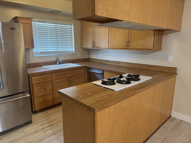 Building Photo - 623 N Rimhurst Ave