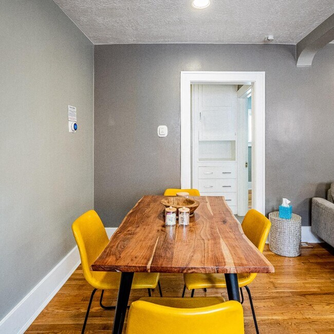 Building Photo - 722 Marquette Ave NW