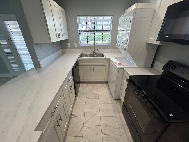 Building Photo - SPACIOUS 2 BEDROOM TOWNHOME IN LAS VEGAS COUNTRY CLUB
