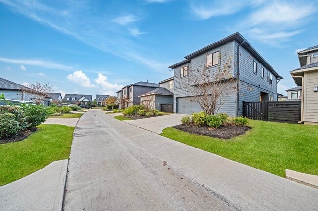 Building Photo - 18619 Admiration Dr