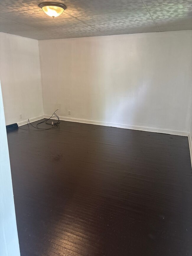 Building Photo - SPACIOUS 4 BEDROOM HOME READY TO WELCOME YOU