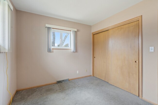 Building Photo - 541 N Edgelawn Dr