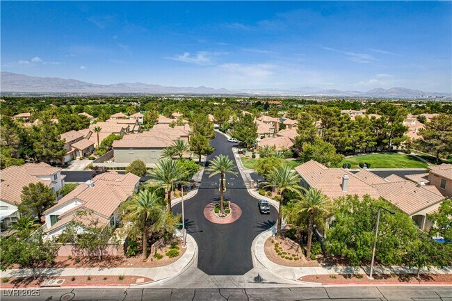 Building Photo - 9244 Pitching Wedge Dr